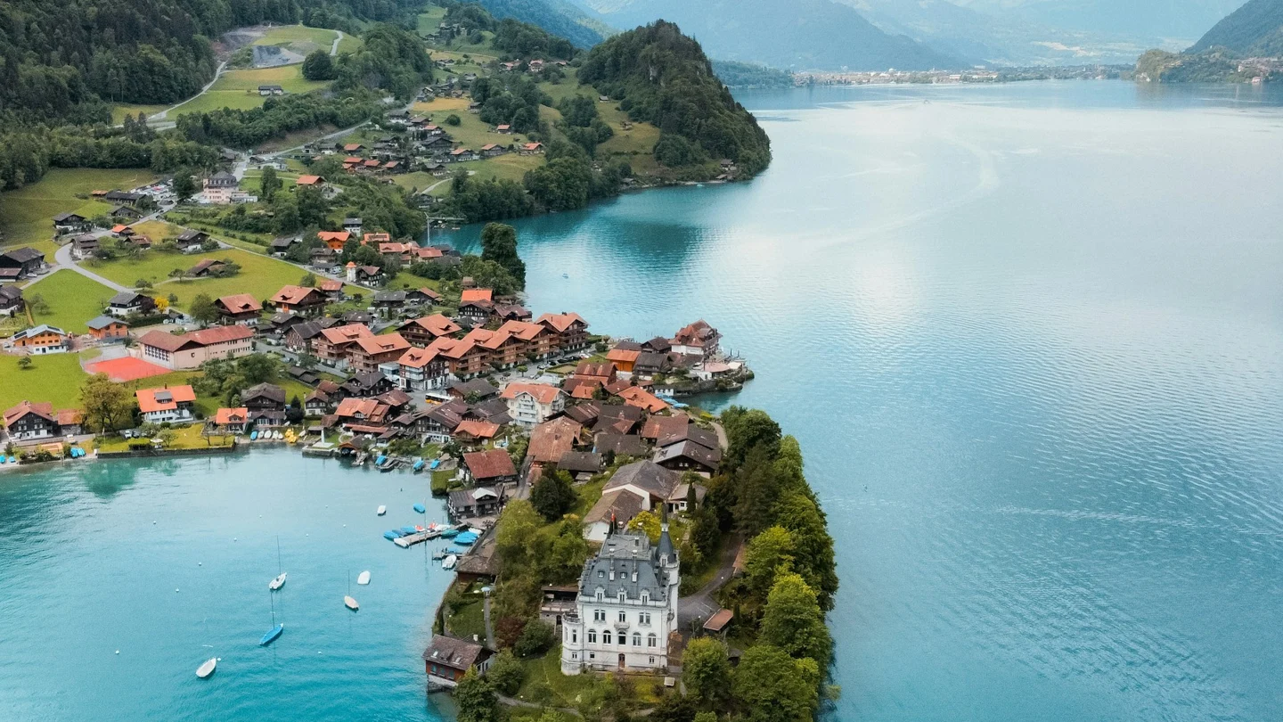 Iseltwald peninsula and Lake Brienz seen from above